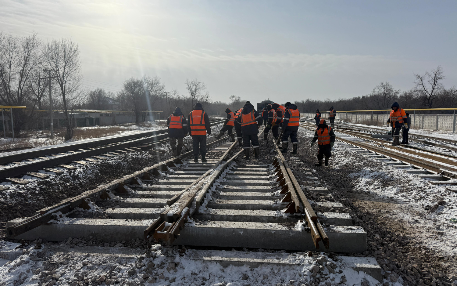 На станции Жетиген движение поездов перевели на новый путь